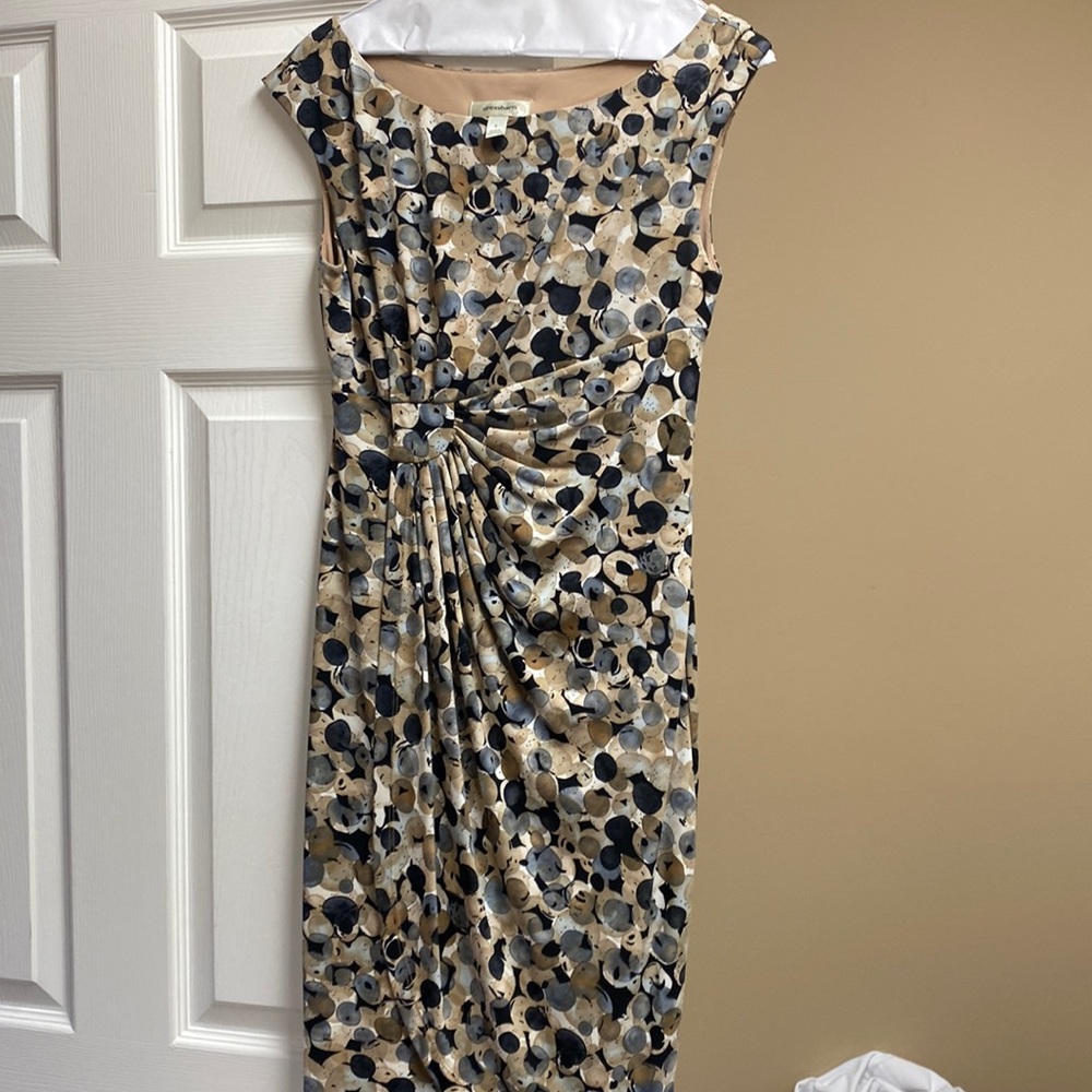 Dress Barn dress. 95% polyester/5% spandex. Like new condition.